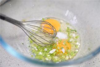鸡蛋葱花细盐拌好。