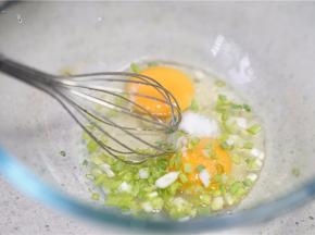 鸡蛋葱花细盐拌好。
