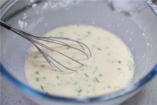 拌成能挂的住的面糊状。