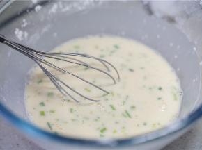 拌成能挂的住的面糊状。