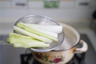 再将西芹下锅焯半分钟备用。