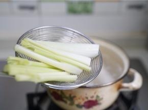 再将西芹下锅焯半分钟备用。