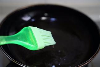 平底锅里刷一层薄油。