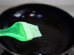 平底锅里刷一层薄油。