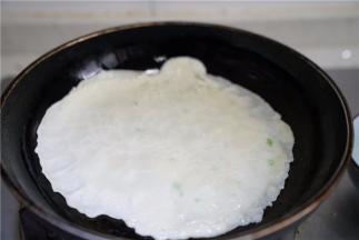 将面糊盛一勺在平底锅里煎至双面熟透。