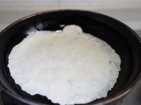 将面糊盛一勺在平底锅里煎至双面熟透。