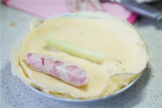 再将焯煮好的鱼肠西芹包在蛋饼里面。