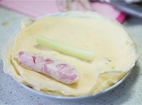 再将焯煮好的鱼肠西芹包在蛋饼里面。