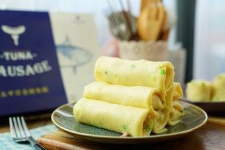 这样子一份鱼肠蛋饼卷就完成了。