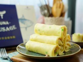 这样子一份鱼肠蛋饼卷就完成了。