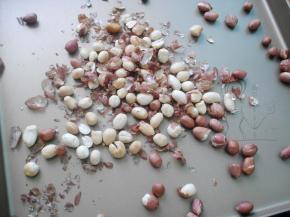 花生放烤箱里180度烤6-7分钟，待凉后去皮