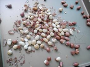 花生放烤箱里180度烤6-7分钟，待凉后去皮