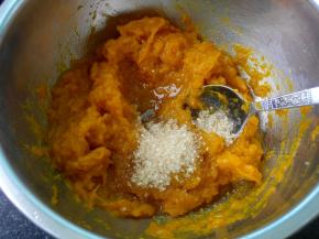 蒸好的南瓜倒掉水分，用汤匙压成南瓜泥加糖拌匀