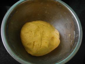 南瓜泥中倒入糯米粉和粘米粉揉成光滑面团，不沾手即可