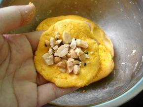 取一小块面团，压扁摊开放入适量花生芝麻