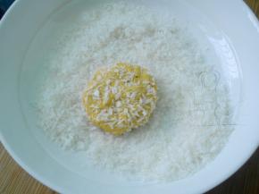 收口按成饼状后粘一层面包糠