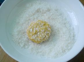 收口按成饼状后粘一层面包糠