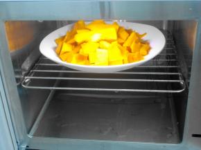 南瓜去皮去籽切块放入蒸炉里蒸10分钟