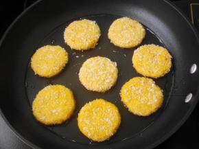 煎锅中加点油，放入南瓜饼煎制