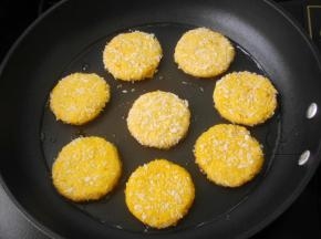 煎锅中加点油，放入南瓜饼煎制