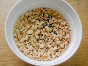 然后把花生碾碎，加入黑芝麻和少量砂糖拌匀待用