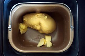 第一次揉面结束后，加入软化了的黄油，再次启动揉面20分钟。