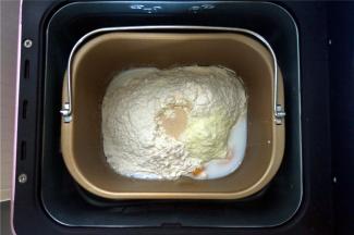 将黄油除外的食材按照先液体后固体的顺序放入面包机桶里，启动揉面程序揉面20分钟。