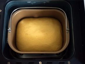 将面团揉圆，放入面包机内，选择酸奶发酵程序，发酵至面团两三倍大，约1.5小时。