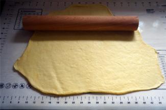 倒出面团，擀开排气。