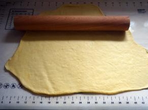 倒出面团，擀开排气。