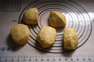 将面团平均分成5等份。