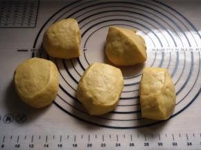 将面团平均分成5等份。