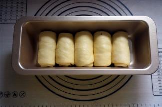 重复步骤8，并将面团从中间开始摆放到模具中，放入烤箱发酵至八分满。
