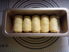 重复步骤8，并将面团从中间开始摆放到模具中，放入烤箱发酵至八分满。