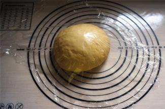 滚圆，盖上保鲜膜，松弛15分钟。