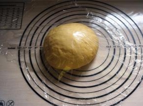 滚圆，盖上保鲜膜，松弛15分钟。