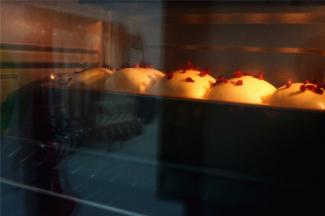 放入预热好的烤箱中层，180度上下火，烘烤30分钟左右。