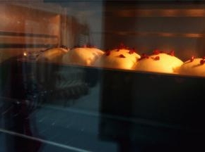 放入预热好的烤箱中层，180度上下火，烘烤30分钟左右。