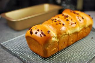 冷却后将面包倒出脱模即可。