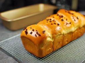 冷却后将面包倒出脱模即可。