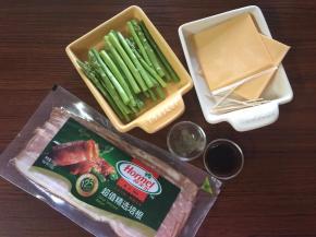 准备需要的食材，芦笋洗净沥干水，切成合适的小段