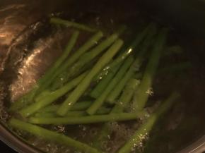 水里放少许盐烧开，将芦笋放入焯水一分钟捞出