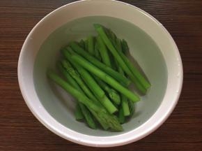 将焯水好的芦笋放冷水中，备用