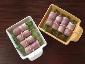 用牙签固定，依次放入小烤盘中