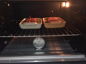 烤箱预热200度，中层，热风循环上下火10分钟左右，在烤好的培根蔬菜卷上撒上适量黑胡椒粉