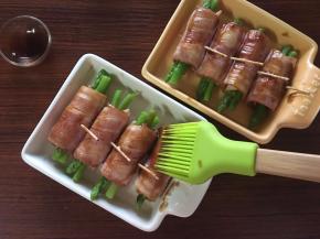 用硅胶刷沾适量蚝油刷一层薄薄的在培根蔬菜卷表面