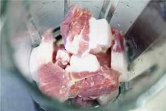 将猪腿肉切洗好入破壁机。