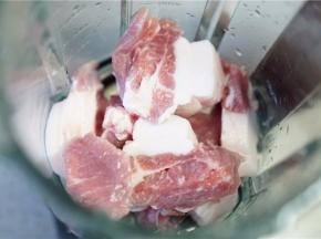 将猪腿肉切洗好入破壁机。