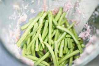 将肉蓉取出，再将豇豆下破壁机一并打至成蓉。