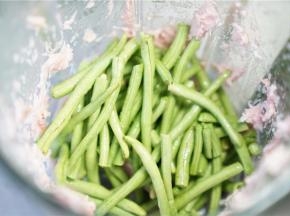 将肉蓉取出，再将豇豆下破壁机一并打至成蓉。